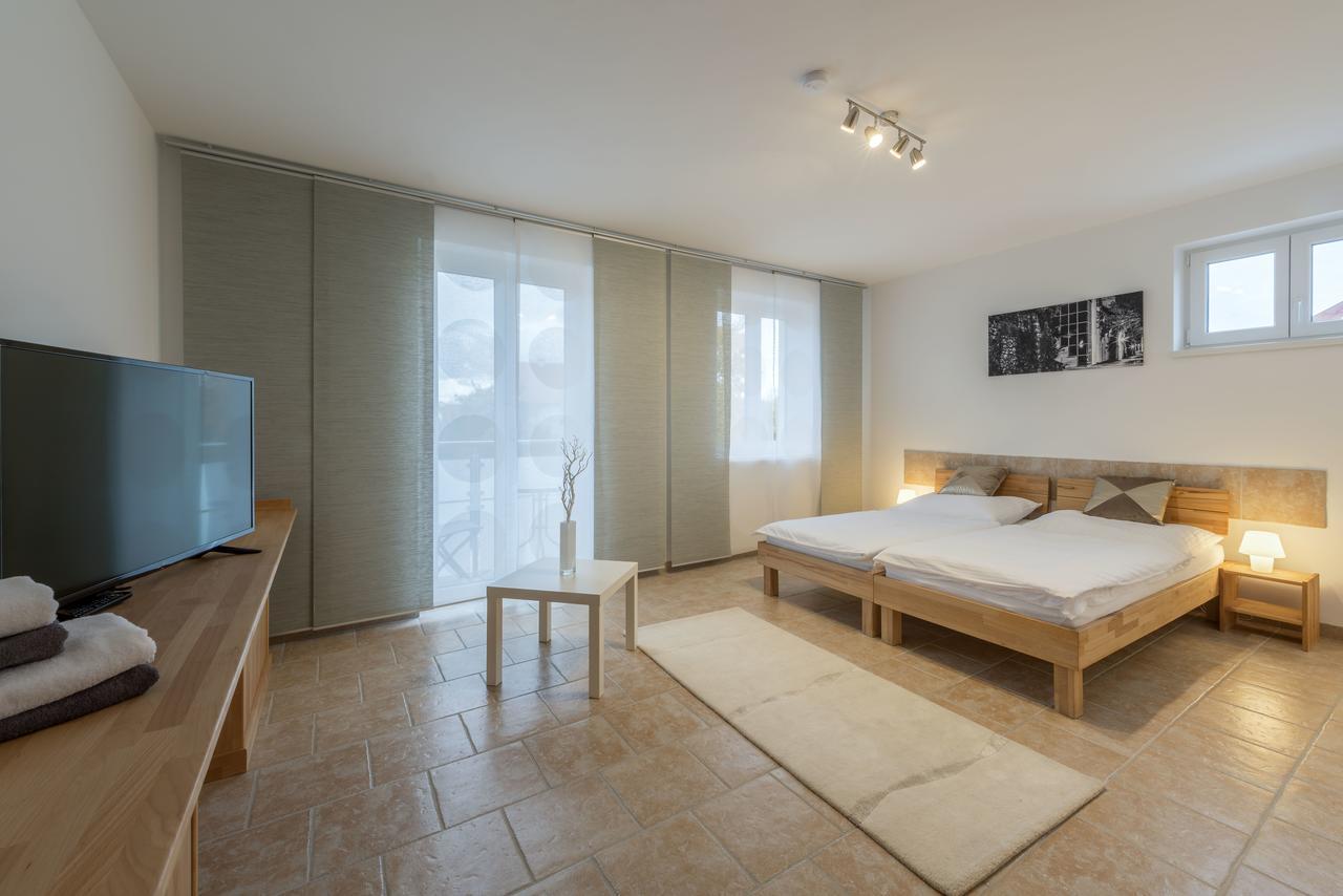 Wn Rooms Wiener Neustadt Bagian luar foto