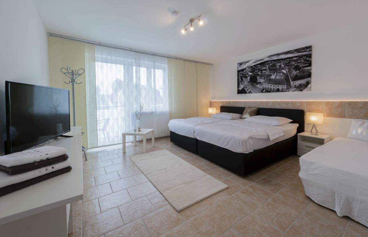 Wn Rooms Wiener Neustadt Bagian luar foto