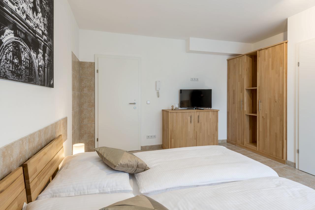 Wn Rooms Wiener Neustadt Bagian luar foto