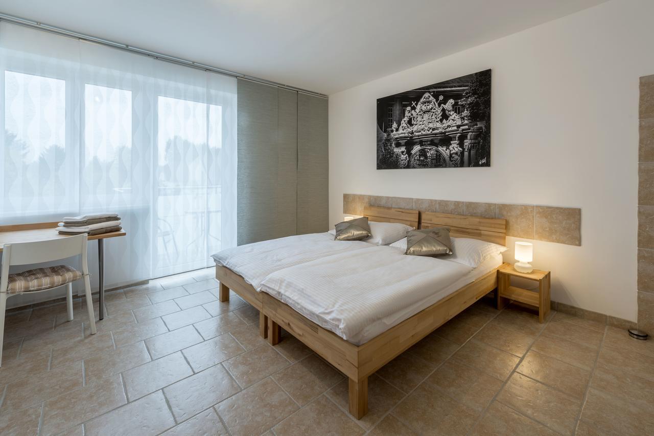 Wn Rooms Wiener Neustadt Bagian luar foto