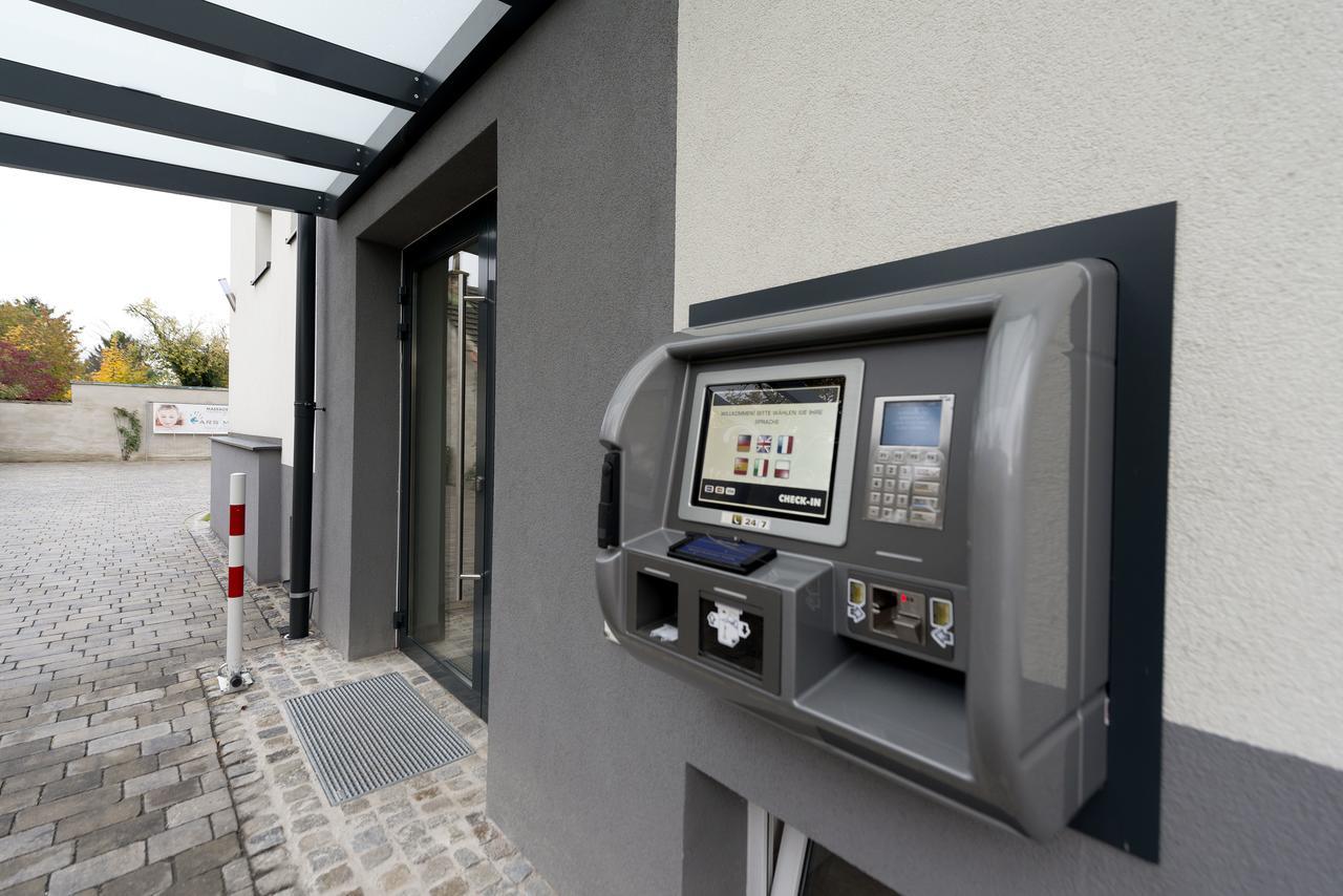 Wn Rooms Wiener Neustadt Bagian luar foto
