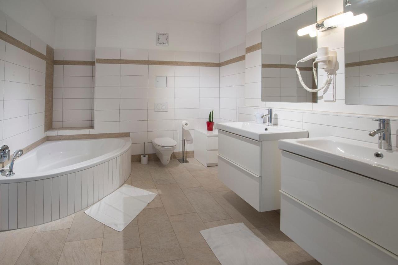 Wn Rooms Wiener Neustadt Bagian luar foto