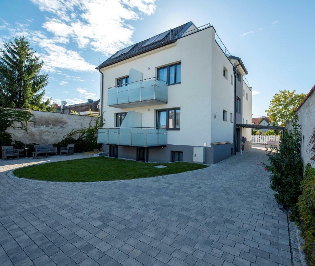 Wn Rooms Wiener Neustadt Bagian luar foto